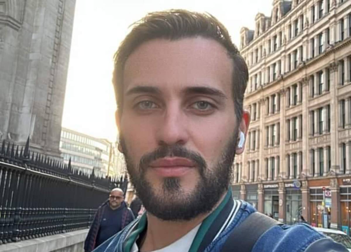 Manono's story: A man with a beard is taking a selfie in London, capturing his unforgettable experience.
